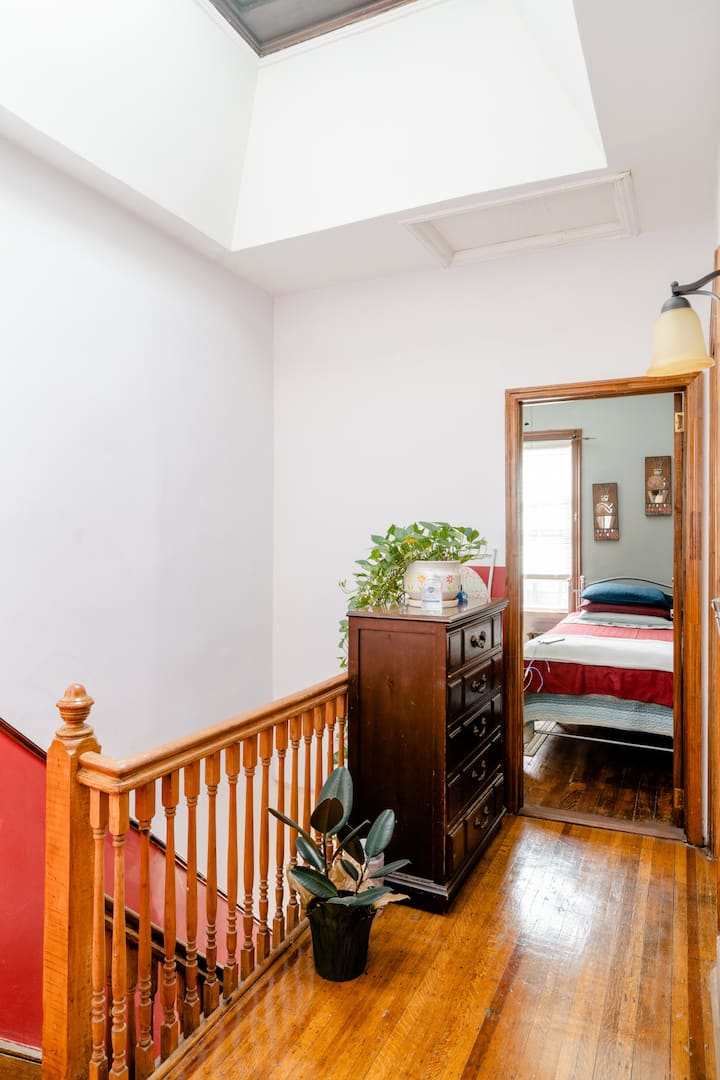 Quiet, Quaint Room In Victorian Town House - New York City