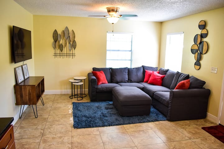 Cozy West Tampa Apartment Convenient To Everything - Tampa, FL