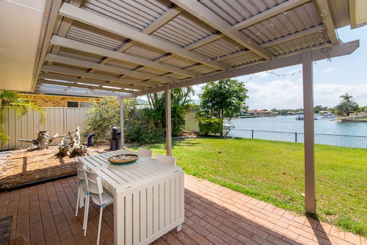 Lowset Home On The Canal - Dolphin Dr, Bongaree - Moreton Island