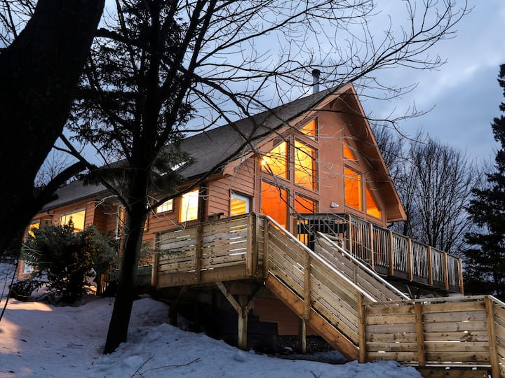 Relax At The Mountaintop Chalet - Ontario