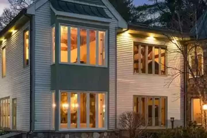 Beautiful Lodge with Private Indoor Heated Pool - Bethel, CT
