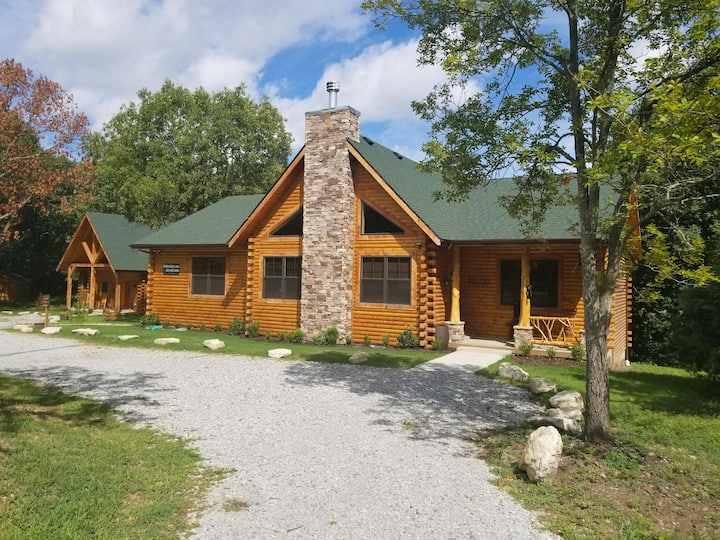 Cherokee: Luxurious Retreat in A Spacious Cabin near Big Cedar and Branson - Arkansas