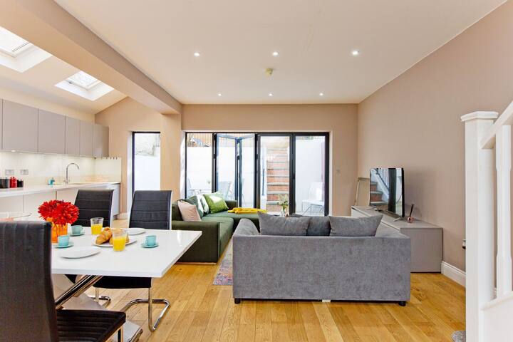 Stunning 3 bed , 3 bathroom apartment with patio - London