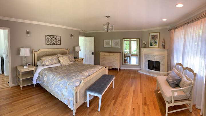 Private luxurious master bedroom suite - Fairfield, CA