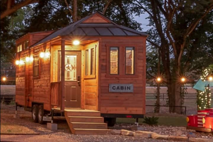 Beautiful Country-themed Tiny House Cabin - Caldwell, TX