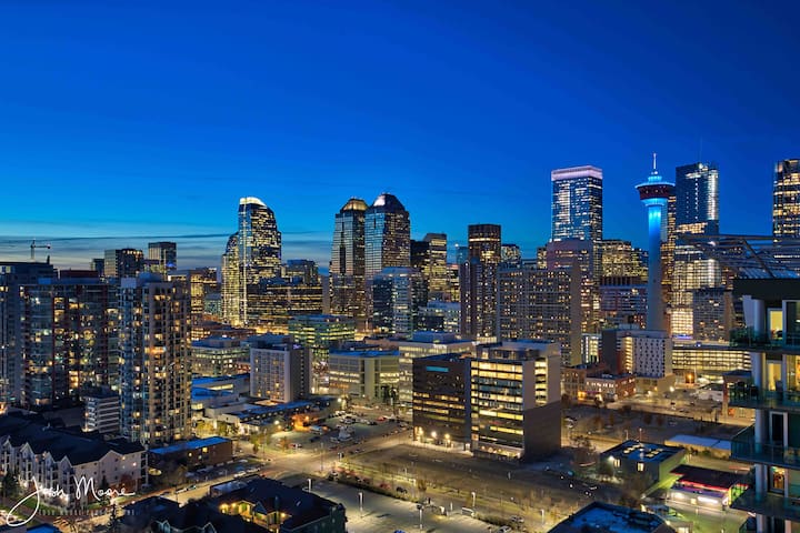 Downtown Condo With Mountain View & Low Fees - Calgary
