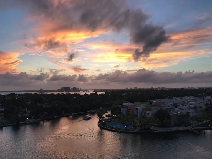 Spectacular Views, Great Location - Miami Beach