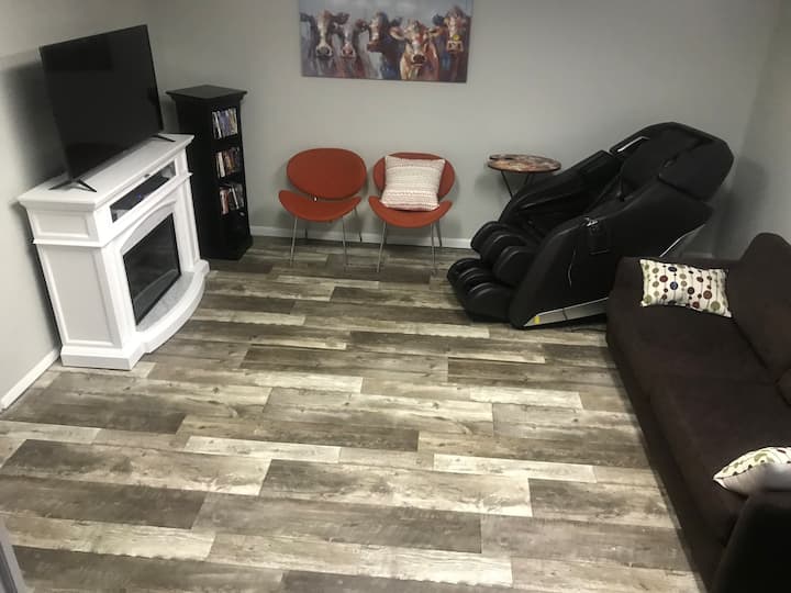 One bedroom with massage chair, one mile from I-70 - Terre Haute, IN