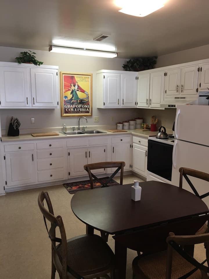 Hidden Gem apartment w/ fenced yard for your pooch - Corvallis, MT