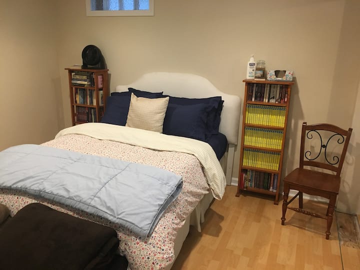 Spacious Boston Bedroom, Free Parking, next to T! - Mission Hill - Boston