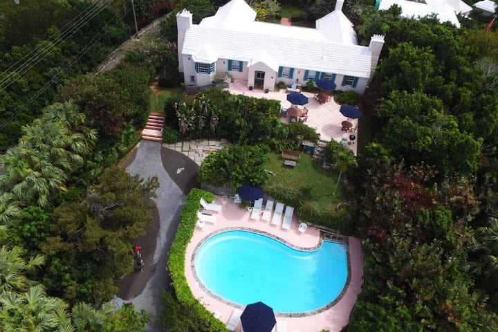 Tropical Estate, Large 4 Bedroom, Views - Bermuda
