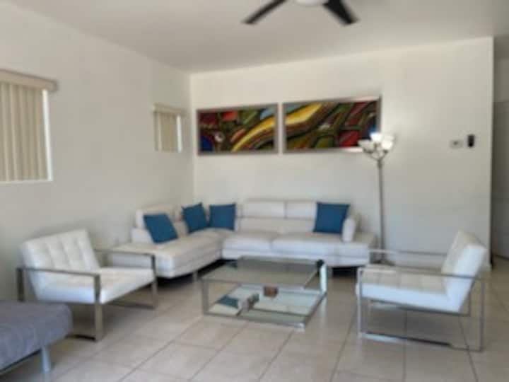 Great home for vacation with cabana - Fountainbleau, FL