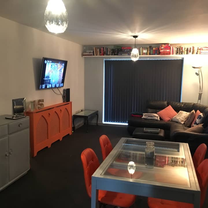 2 Bed 2 Bath, Canal Side Apartment Manchester - Oldham