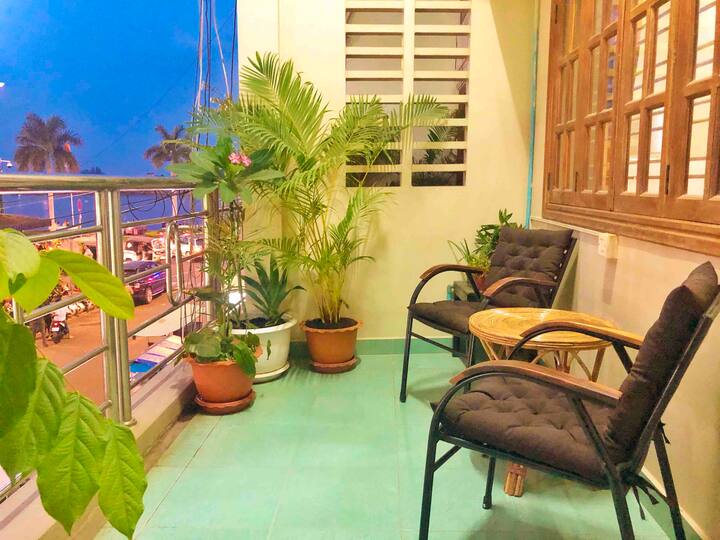 Balcony Riverview one bed self contained apartment - Phnom Penh