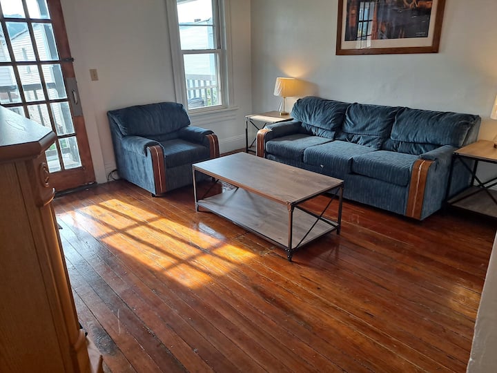 Spacious serviced apartment w/ off-street parking - Cumberland, MD