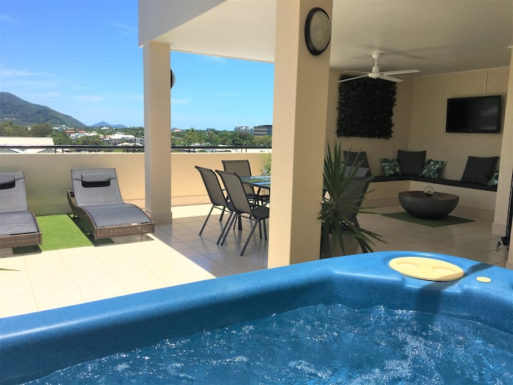 Beautiful penthouse with private rooftop spa, gym, tv, bbq, hammock... - Cairns