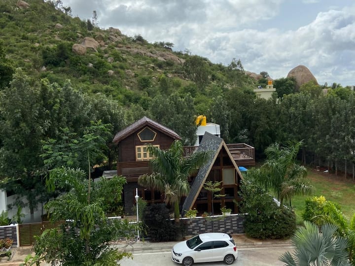 Sonam Retreat - A Majestic Mountain Pinewood Villa - Chikballapur