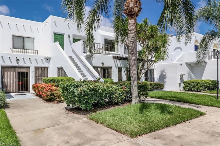 Stunning 2br/2ba Condo In The Heart Of Naples - Naples, FL