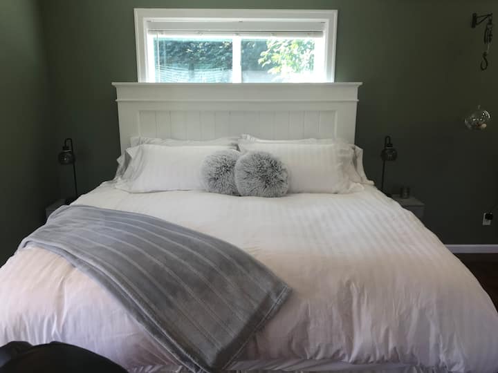 The Blue Anchor, king bed, romantic getaway @ A/C - Chemainus