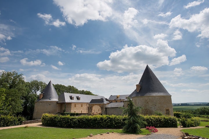 Gîte 26 Personnes Au Château De Charbogne - Ardennes