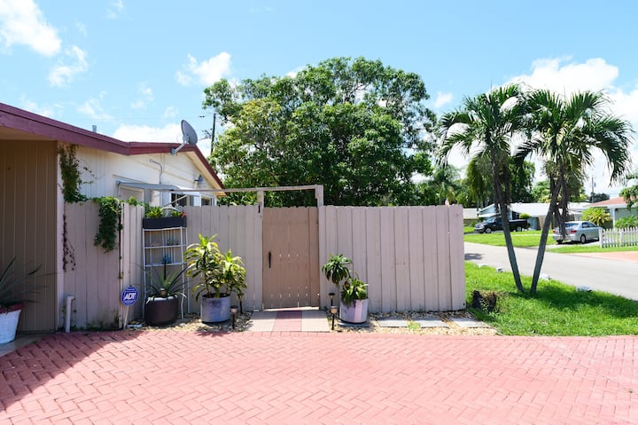 Cozy Apt - 15  Minutes Drive from Hollywood Beach! - Miramar