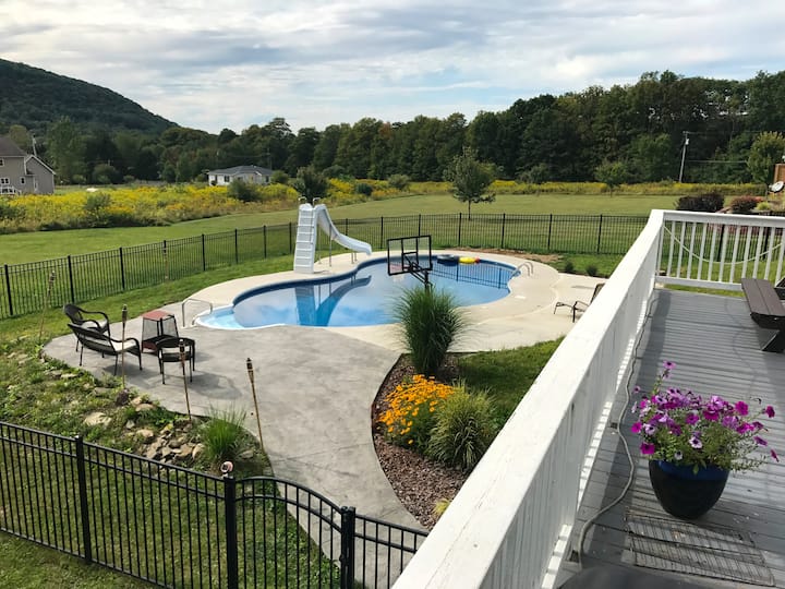Ithaca, Ellis Hollow Retreat with heated Pool - Ithaca, NY