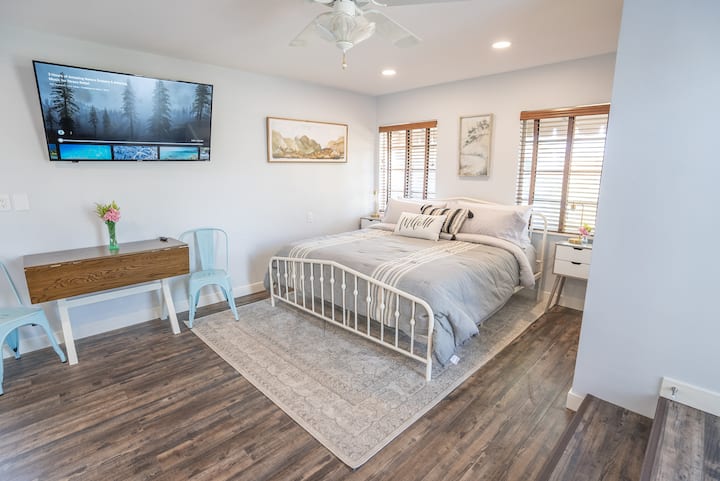 Cam Heights Hideaway w/ Full Kitchen & King Bed - Camarillo