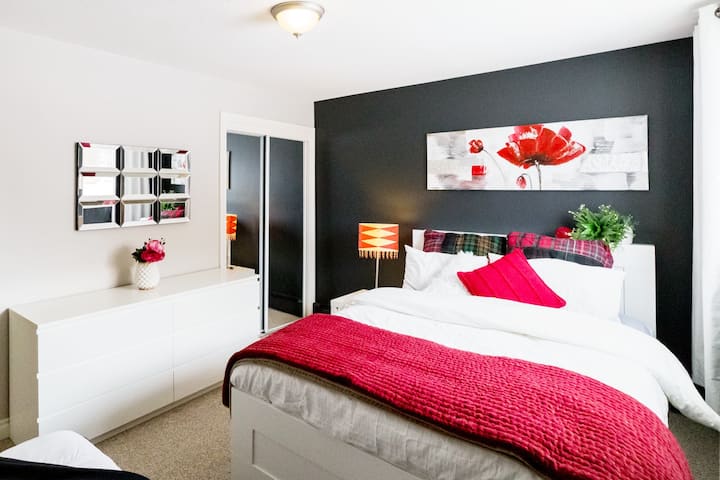 New & Modern 2  Bedroom Suite B/w Downtown & Wem - Edmonton