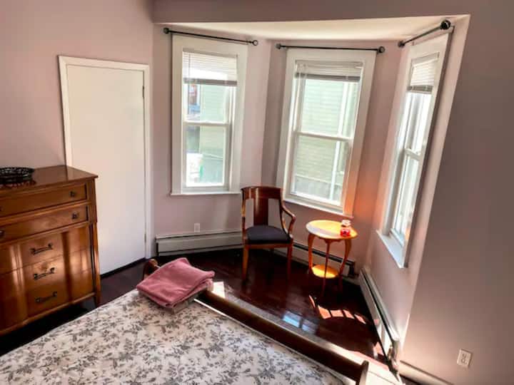 sunny master bedroom near train station - Fort Totten - Queens NY