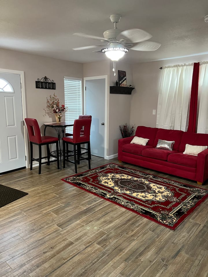 Vera’s New Cozy Cottage Sleeps 4, Safe/secure Area - Milton, FL