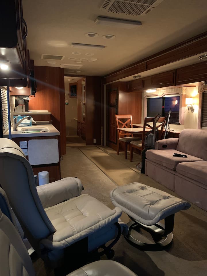 Beautiful outdoor lounge space and RV - Hilton
