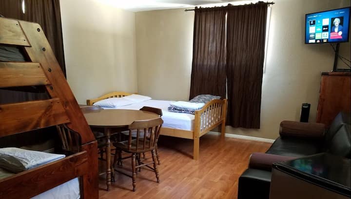 Big Bear Hostel - Large Private Bedroom Sleeps 1-5 - Big Bear Lake
