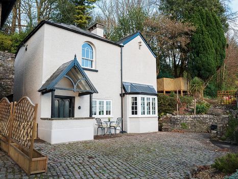 Chepstow Cottages at the Best Price cozycozy