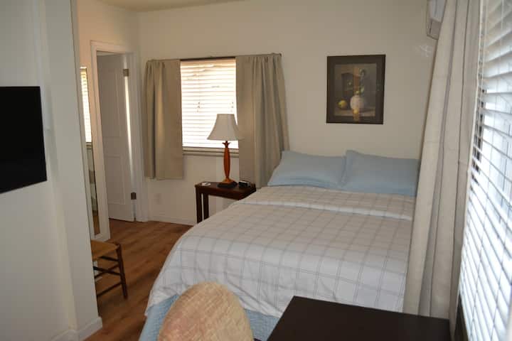 Clean, Private Guestroom and Bath - Near Biltmore - Phoenix, AZ