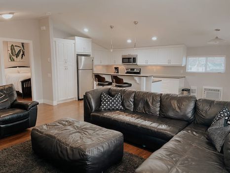 Kelowna Villas and Beach house Best Price on cozycozy