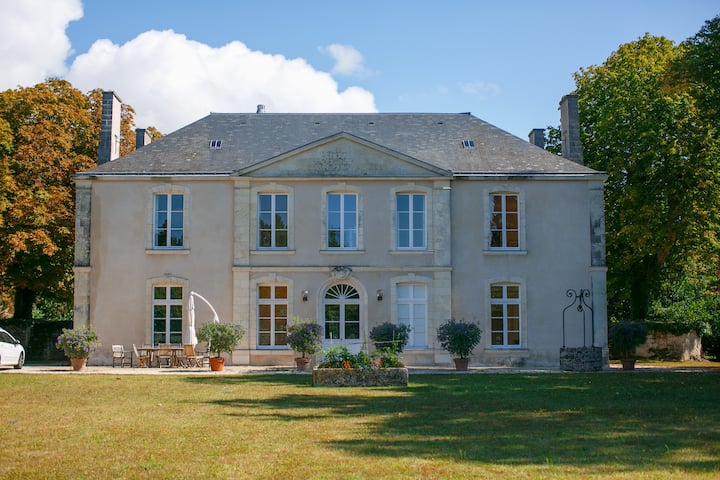 Traditional/luxury 10 bedroom chateau with pool - Machecoul