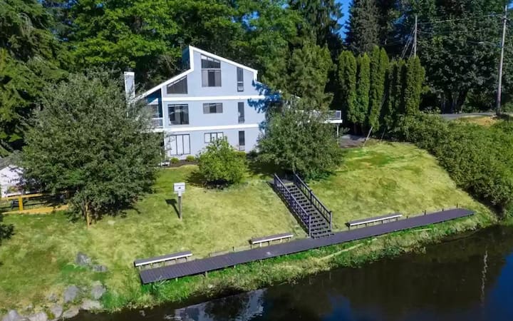 River Front French Rivera themed Flat w/ a Dock - Bothell