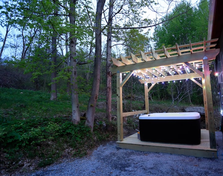 Farm-to-table Eating Hot Tub / Fire Pit Year Round - Vermont