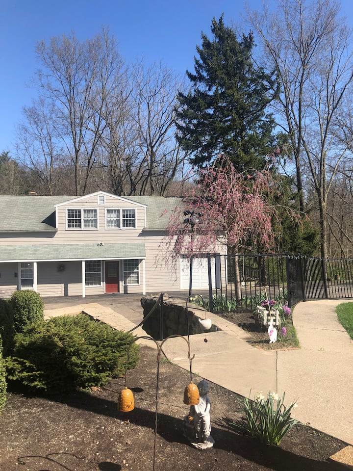 Colonial Manor Carriage House Apartment - Springfield, OH