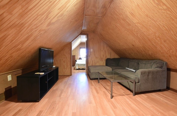 Cute & private attic apartment in Belmont Craigin - Hanson Park - Chicago