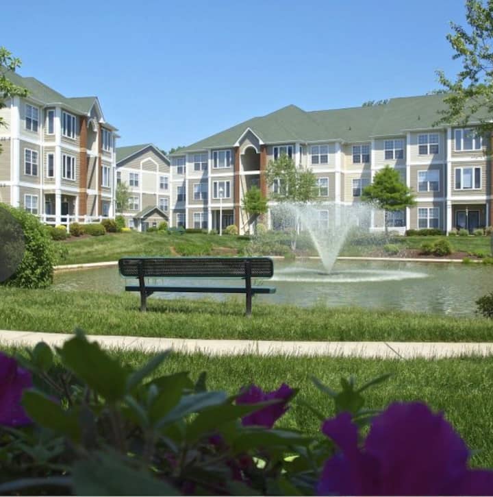 Lovely 2 Bedroom Condo w/ Beautiful,Pool View - Fort Lee, VA