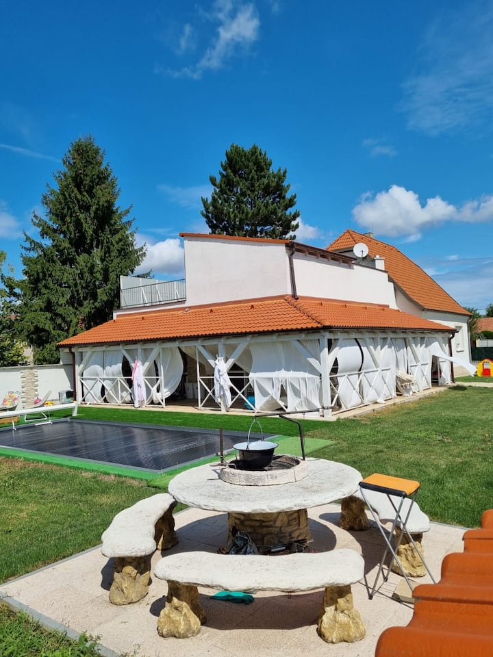 Cheerful 4-bedroom villa with pool - Bratislava