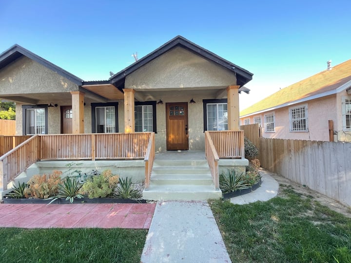 Lovely 3b/2b Cottage Style Unit With Parking. - Los Angeles, CA