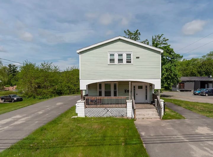Lovely 2-bedroom Unit With Parking On Premises - Maine (State)