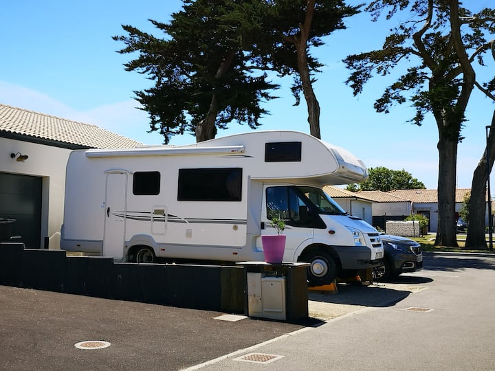 Charmant Camping-car, Parking Gratuit Sur Place - La Plaine-sur-Mer