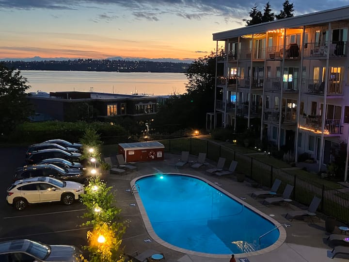 Downtown Kirkland 1br Condo With View and Pool - Redmond, WA