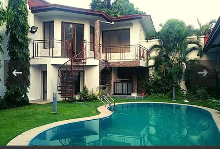 Top Notch, Cheerful 5 Bed Gombe Villa With Pool - Kinshasa