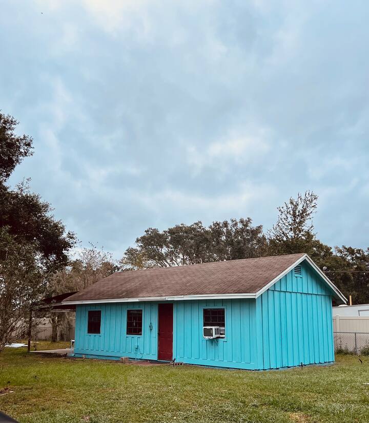 Cozy Blue Cabin 2 Bedrooms And 1 Bath - Tampa, FL