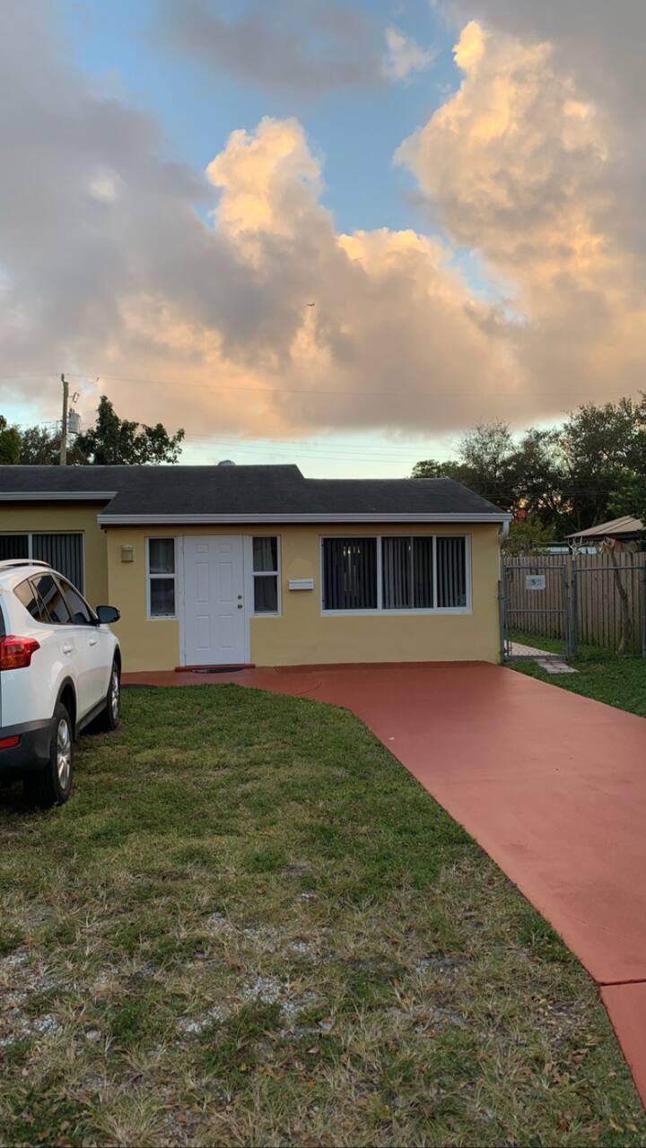 Cheerful and great value 2 BR residential home - Miami Gardens