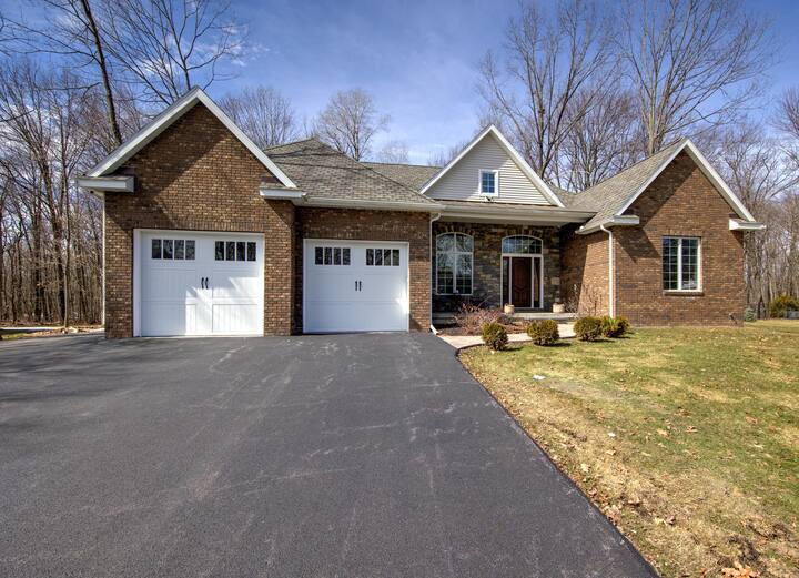Spacious Open Concept City Oasis With Pool - Schenectady, NY